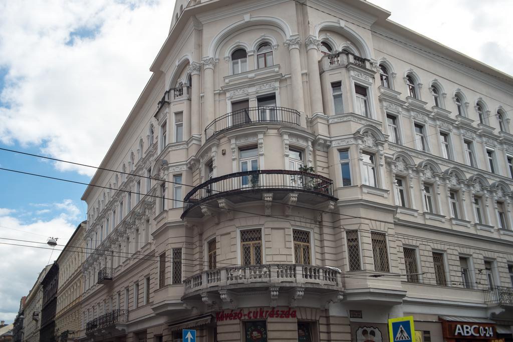 Inviting Flat In The Heart Of Town Apartment Budapest Exterior photo